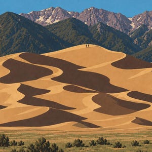 K&ouml;nnte beinhalten: Eine Plakatillustration mit goldenen Sandd&uuml;nen im Vordergrund und zwei kleinen Figuren auf einem Grat. Hinter den D&uuml;nen erheben sich dunkelgr&uuml;ne, bewaldete Berge mit schneebedeckten Gipfeln unter einem klaren blauen Himmel mit einer Wolke.