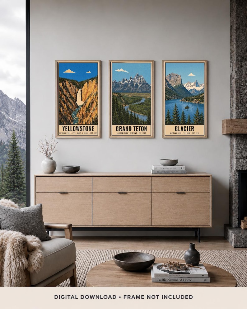 Peut inclure: Trois affiches murales verticales dans des cadres en bois clair repr&eacute;sentant des illustrations des parcs nationaux de Yellowstone, Grand Teton et Glacier. Chaque impression montre un paysage avec montagnes, for&ecirc;ts et eau, avec le nom du parc.