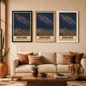 K&ouml;nnte beinhalten: Drei vertikale Wandkunstdrucke des Badlands-Nationalparks in South Dakota, gegr&uuml;ndet 1978. Jeder Druck zeigt einen Nachthimmel mit der Milchstra&szlig;e &uuml;ber zerkl&uuml;fteten Felsformationen sowie den Text BADLANDS NATIONAL PARK SOUTH DAKOTA EST. 1978.