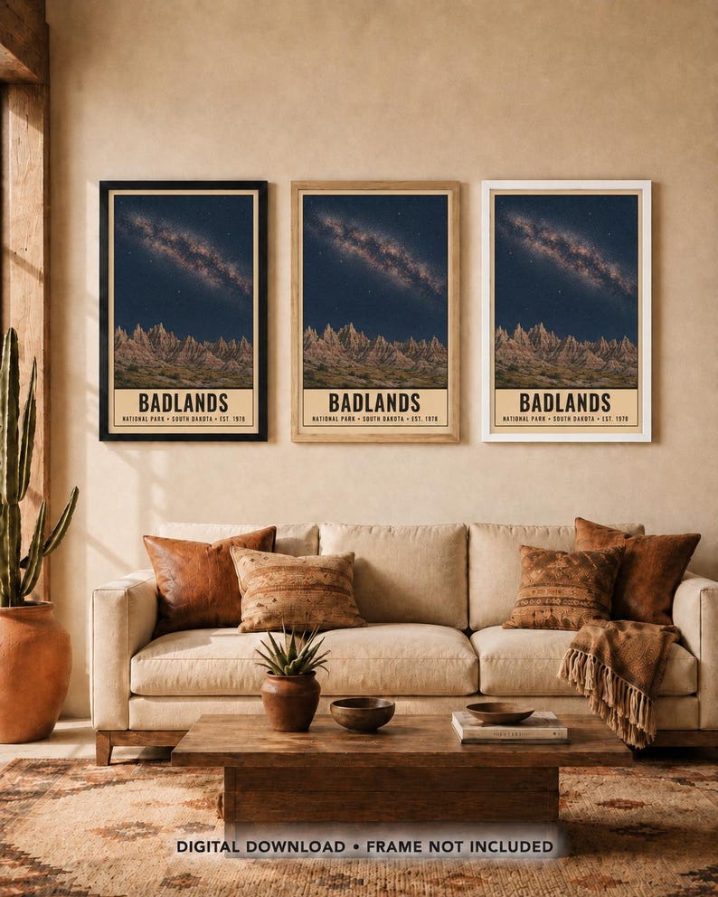 K&ouml;nnte beinhalten: Drei vertikale Wandkunstdrucke des Badlands-Nationalparks in South Dakota, gegr&uuml;ndet 1978. Jeder Druck zeigt einen Nachthimmel mit der Milchstra&szlig;e &uuml;ber zerkl&uuml;fteten Felsformationen sowie den Text BADLANDS NATIONAL PARK SOUTH DAKOTA EST. 1978.