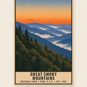Może przedstawiać: Pionowy plakat przedstawiający krajobraz g&oacute;r Great Smoky Mountains z gęstymi zielonymi lasami sosnowymi na pierwszym planie i niebieskimi grzbietami g&oacute;rskimi znikającymi w pomarańczowym niebie. Tekst: GREAT SMOKY MOUNTAINS NATIONAL PARK &bull; TENN. & N.C. &bull; EST. 1934.