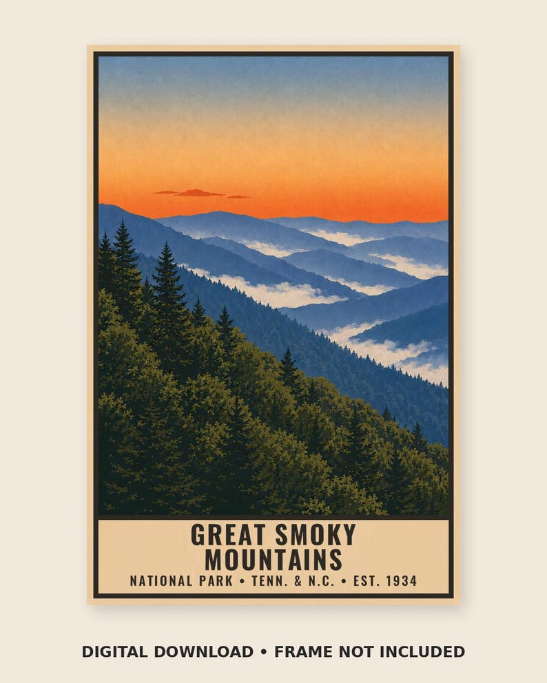 Może przedstawiać: Pionowy plakat przedstawiający krajobraz g&oacute;r Great Smoky Mountains z gęstymi zielonymi lasami sosnowymi na pierwszym planie i niebieskimi grzbietami g&oacute;rskimi znikającymi w pomarańczowym niebie. Tekst: GREAT SMOKY MOUNTAINS NATIONAL PARK &bull; TENN. & N.C. &bull; EST. 1934.