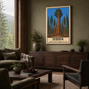 Może przedstawiać: Oprawiony pionowy plakat przedstawiający stylizowaną ilustrację sekwoi olbrzymich na tle jasnoniebieskiego nieba. Tekst na dole brzmi SEQUOIA NATIONAL PARK CALIFORNIA EST. 1890. Wydruk znajduje się w jasnej drewnianej ramie.