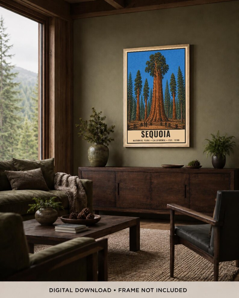 Może przedstawiać: Oprawiony pionowy plakat przedstawiający stylizowaną ilustrację sekwoi olbrzymich na tle jasnoniebieskiego nieba. Tekst na dole brzmi SEQUOIA NATIONAL PARK CALIFORNIA EST. 1890. Wydruk znajduje się w jasnej drewnianej ramie.