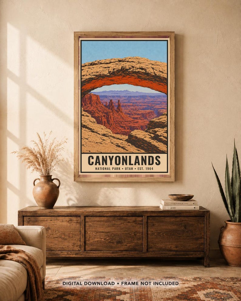 Może przedstawiać: Pionowy wydruk ścienny przedstawiający stylizowaną ilustrację łuku skalnego Mesa Arch w Parku Narodowym Canyonlands w stanie Utah. Tekst głosi CANYONLANDS NATIONAL PARK UTAH EST. 1964. Obraz ukazuje naturalny łuk skalny otaczający pustynny kanion.
