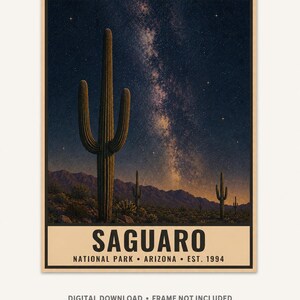 Puede incluir: Un p&oacute;ster rectangular que muestra un cielo nocturno estrellado y la V&iacute;a L&aacute;ctea sobre un paisaje des&eacute;rtico con cactus saguaro y monta&ntilde;as. El texto dice SAGUARO NATIONAL PARK ARIZONA EST. 1994. Debajo, el texto dice DIGITAL DOWNLOAD FRAME NOT INCLUDED.