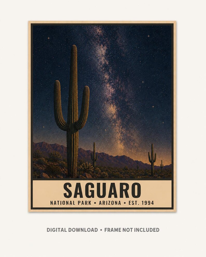 Puede incluir: Un p&oacute;ster rectangular que muestra un cielo nocturno estrellado y la V&iacute;a L&aacute;ctea sobre un paisaje des&eacute;rtico con cactus saguaro y monta&ntilde;as. El texto dice SAGUARO NATIONAL PARK ARIZONA EST. 1994. Debajo, el texto dice DIGITAL DOWNLOAD FRAME NOT INCLUDED.