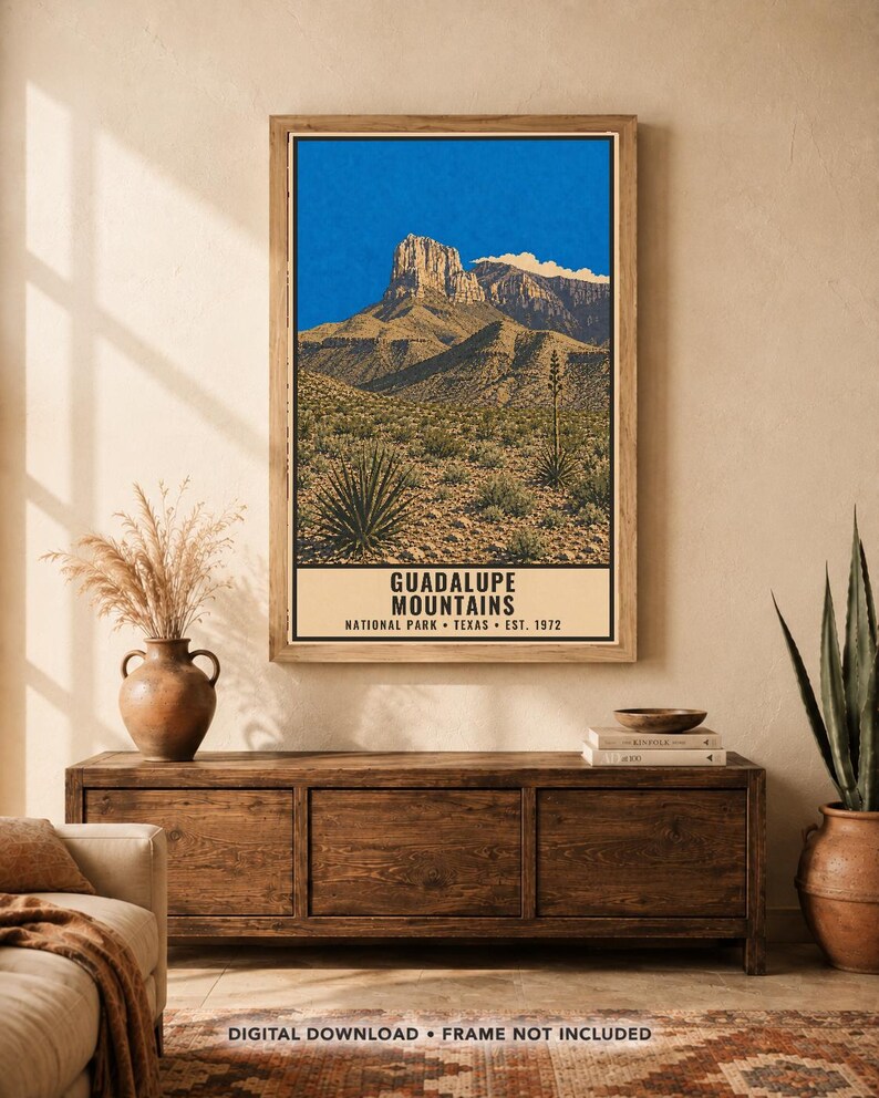 K&ouml;nnte beinhalten: Ein vertikales, rechteckiges Wandbild mit einer Landschaft der Guadalupe Mountains in Texas unter einem leuchtend blauen Himmel. Der Text am unteren Rand lautet GUADALUPE MOUNTAINS NATIONAL PARK TEXAS EST. 1972 in schwarzen Gro&szlig;buchstaben auf cremefarbenem Grund.