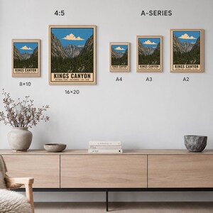 Pu&ograve; includere: Una collezione di stampe d'arte da parete incorniciate che raffigurano il Kings Canyon National Park con montagne, pini e un cielo blu. Le stampe sono etichettate con le dimensioni 8x10, 16x20, A4, A3 e A2. Il testo recita Kings Canyon National Park California Est 1940.