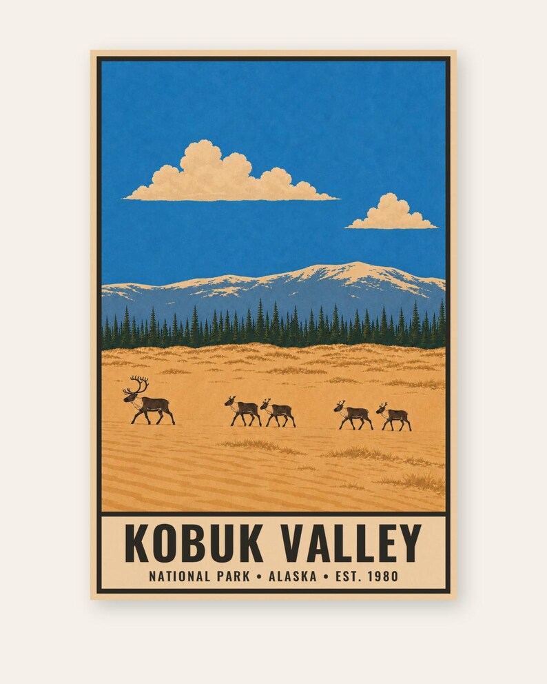 Op de afbeelding: Een rechthoekige poster met een landschapsillustratie van het Kobuk Valley National Park in Alaska. De sc&egrave;ne toont een beige zandduinveld met vijf kariboes, een donkergroen bos, besneeuwde bergen en een blauwe lucht met witte wolken.