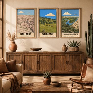 K&ouml;nnte beinhalten: Ein Set aus drei vertikalen Wandkunstdrucken mit Illustrationen der Nationalparks Badlands, Wind Cave und Theodore Roosevelt. Jeder Druck zeigt eine Landschaftsszene mit Text am unteren Rand. Der Text lautet DIGITAL DOWNLOAD &bull; FRAME NOT INCLUDED.