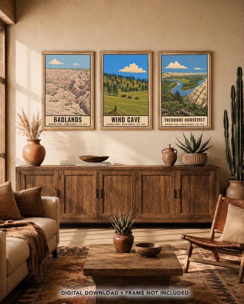 K&ouml;nnte beinhalten: Ein Set aus drei vertikalen Wandkunstdrucken mit Illustrationen der Nationalparks Badlands, Wind Cave und Theodore Roosevelt. Jeder Druck zeigt eine Landschaftsszene mit Text am unteren Rand. Der Text lautet DIGITAL DOWNLOAD &bull; FRAME NOT INCLUDED.