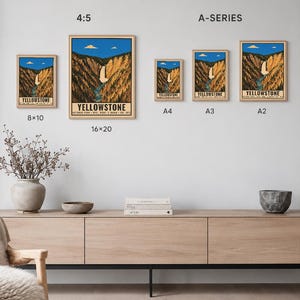Peut inclure: Une collection de cinq affiches encadr&eacute;es du parc national de Yellowstone dans diff&eacute;rentes tailles &eacute;tiquet&eacute;es 8x10, 16x20, A4, A3 et A2. Les affiches montrent un ciel bleu, une cascade et des parois de canyon. Le texte indique Yellowstone National Park.