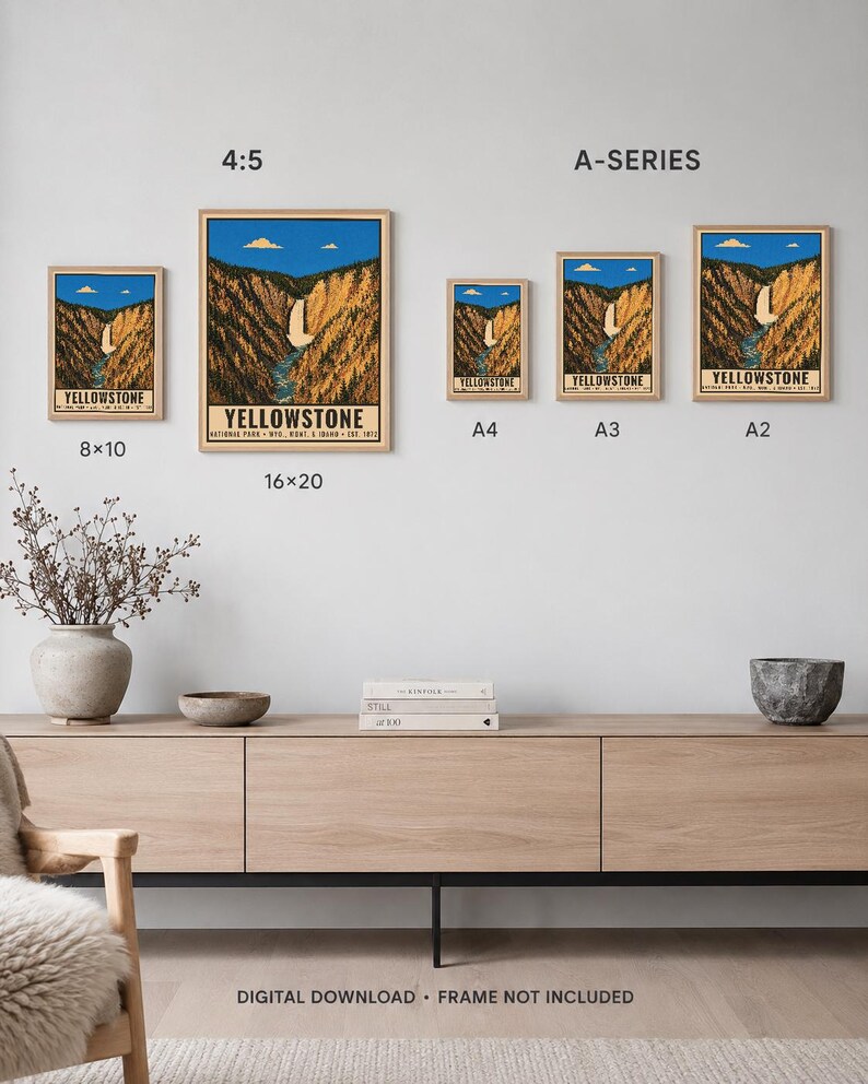 Peut inclure: Une collection de cinq affiches encadr&eacute;es du parc national de Yellowstone dans diff&eacute;rentes tailles &eacute;tiquet&eacute;es 8x10, 16x20, A4, A3 et A2. Les affiches montrent un ciel bleu, une cascade et des parois de canyon. Le texte indique Yellowstone National Park.