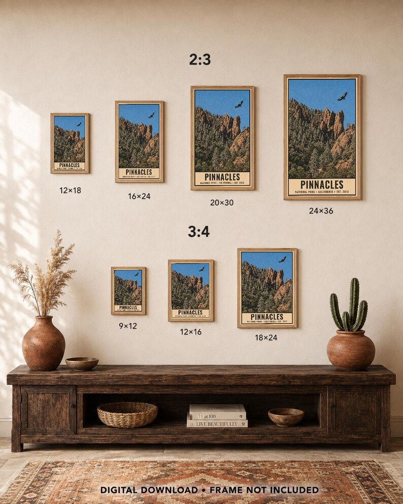 Op de afbeelding: Een collectie van zeven rechthoekige wandkunstprints met een landschap van Pinnacles National Park met rotsachtige kliffen, dennenbomen en een vogel in de lucht. De prints worden getoond in verschillende formaten: 12x18, 16x24, 20x30, 24x36, 9x12, 12x16 en 18x24.