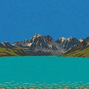 Pode incluir: Uma impress&atilde;o de arte gr&aacute;fica apresentando um lago turquesa vibrante em primeiro plano com um leito de pedras castanhas vis&iacute;vel sob a &aacute;gua clara. Ao fundo, picos de montanhas irregulares e cobertos de neve erguem-se contra um c&eacute;u azul.