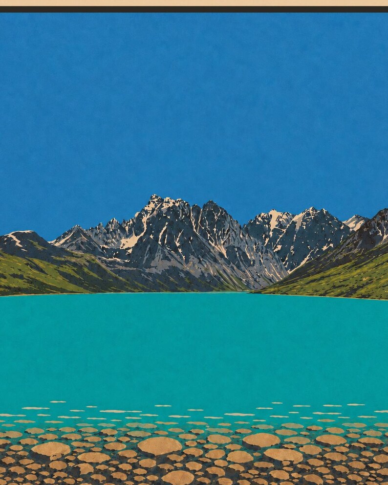 Pode incluir: Uma impress&atilde;o de arte gr&aacute;fica apresentando um lago turquesa vibrante em primeiro plano com um leito de pedras castanhas vis&iacute;vel sob a &aacute;gua clara. Ao fundo, picos de montanhas irregulares e cobertos de neve erguem-se contra um c&eacute;u azul.