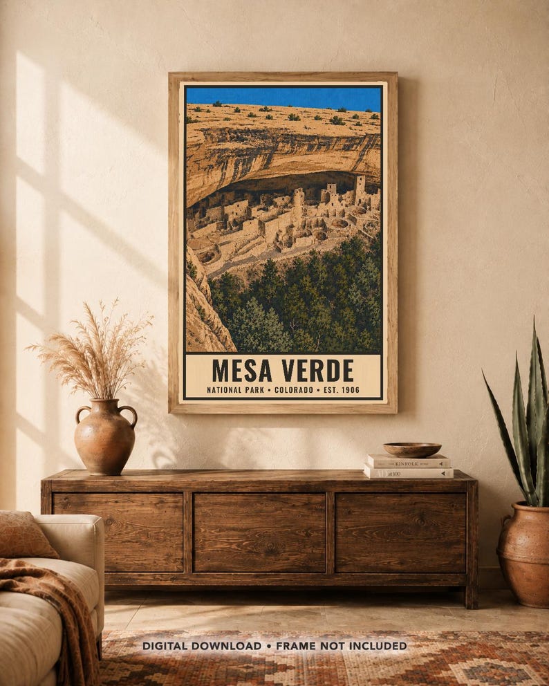 Pu&ograve; includere: Una stampa artistica da parete verticale con un'illustrazione dettagliata delle abitazioni rupestri di Mesa Verde in Colorado. L'opera mostra strutture in pietra color sabbia incastonate sotto una sporgenza rocciosa, alberi verdi e un cielo blu brillante, con il testo MESA VERDE NATIONAL PARK COLORADO EST. 1906.