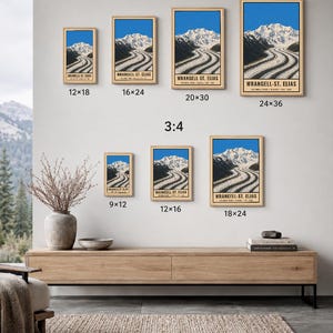 K&ouml;nnte beinhalten: Eine Sammlung von sieben gerahmten Wandbildern, die den Wrangell-St. Elias Nationalpark mit schneebedeckten Bergen und einem Gletscher zeigen. Die Bilder sind in zwei Reihen angeordnet und mit Gr&ouml;&szlig;enangaben in Zoll wie 12x18, 16x24, 20x30, 24x36, 9x12, 12x16 und 18x24 versehen.
