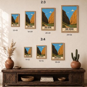Op de afbeelding: Een collectie van zeven verticale wandkunstprints met een landschapsillustratie van Big Bend National Park met oranje canyonwanden, een blauwe lucht en een rivier. De prints worden getoond in verschillende maten gelabeld 12x18, 16x24, 20x30, 24x36, 9x12, 12x16 en 18x24.