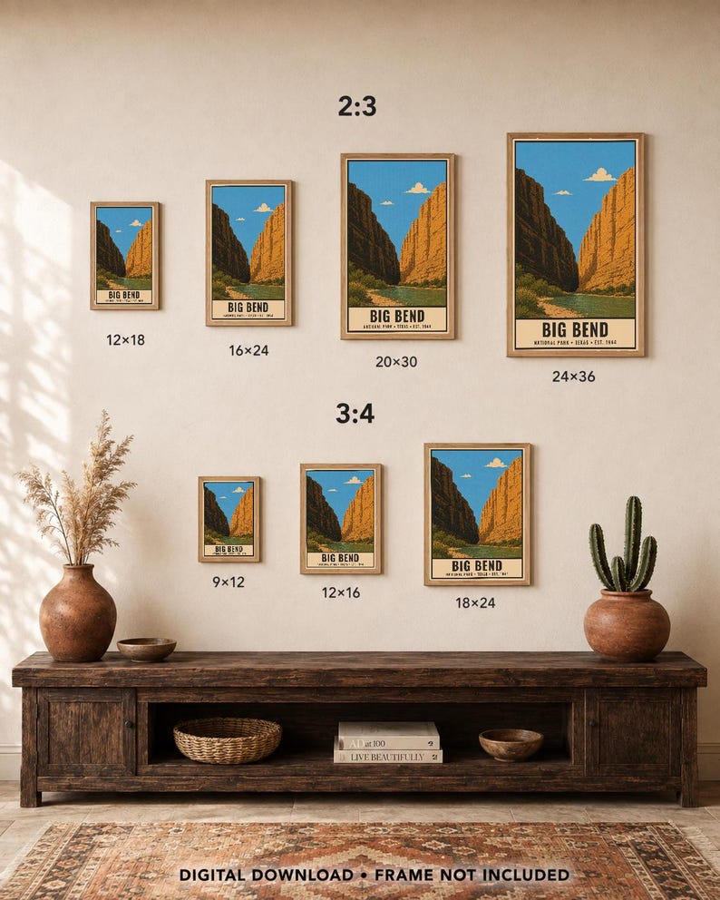 Op de afbeelding: Een collectie van zeven verticale wandkunstprints met een landschapsillustratie van Big Bend National Park met oranje canyonwanden, een blauwe lucht en een rivier. De prints worden getoond in verschillende maten gelabeld 12x18, 16x24, 20x30, 24x36, 9x12, 12x16 en 18x24.