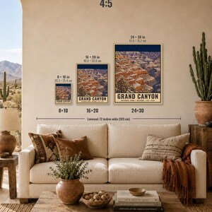 Puede incluir: Tres l&aacute;minas rectangulares de arte mural del Parque Nacional del Gran Ca&ntilde;&oacute;n, Arizona, establecido en 1919, mostradas en tama&ntilde;os de 20,3 x 25,4 cm, 40,6 x 50,8 cm y 61,0 x 76,2 cm. Las l&aacute;minas presentan una ilustraci&oacute;n con un cielo estrellado azul.
