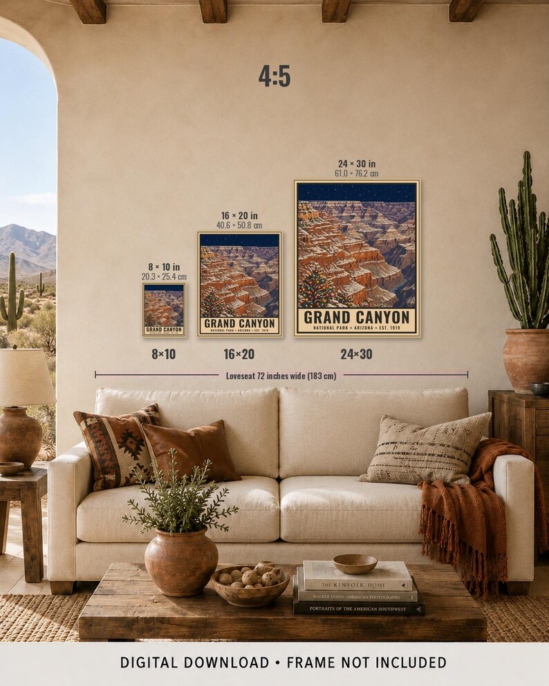 Puede incluir: Tres l&aacute;minas rectangulares de arte mural del Parque Nacional del Gran Ca&ntilde;&oacute;n, Arizona, establecido en 1919, mostradas en tama&ntilde;os de 20,3 x 25,4 cm, 40,6 x 50,8 cm y 61,0 x 76,2 cm. Las l&aacute;minas presentan una ilustraci&oacute;n con un cielo estrellado azul.