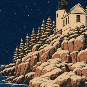Puede incluir: Una ilustraci&oacute;n digital de un faro blanco sobre un acantilado rocoso cubierto de nieve por la noche. Una hilera de &aacute;rboles de hoja perenne decorados con luces de colores se alza junto al edificio bajo un cielo estrellado azul oscuro.