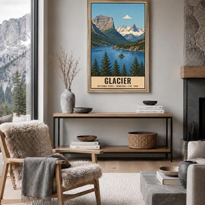 Pode incluir: Uma impress&atilde;o de arte de parede vertical com uma ilustra&ccedil;&atilde;o de paisagem do Glacier National Park, Montana, com montanhas cobertas de neve, um lago azul profundo e &aacute;rvores perenes. O texto na parte inferior diz GLACIER NATIONAL PARK MONTANA EST. 1910.