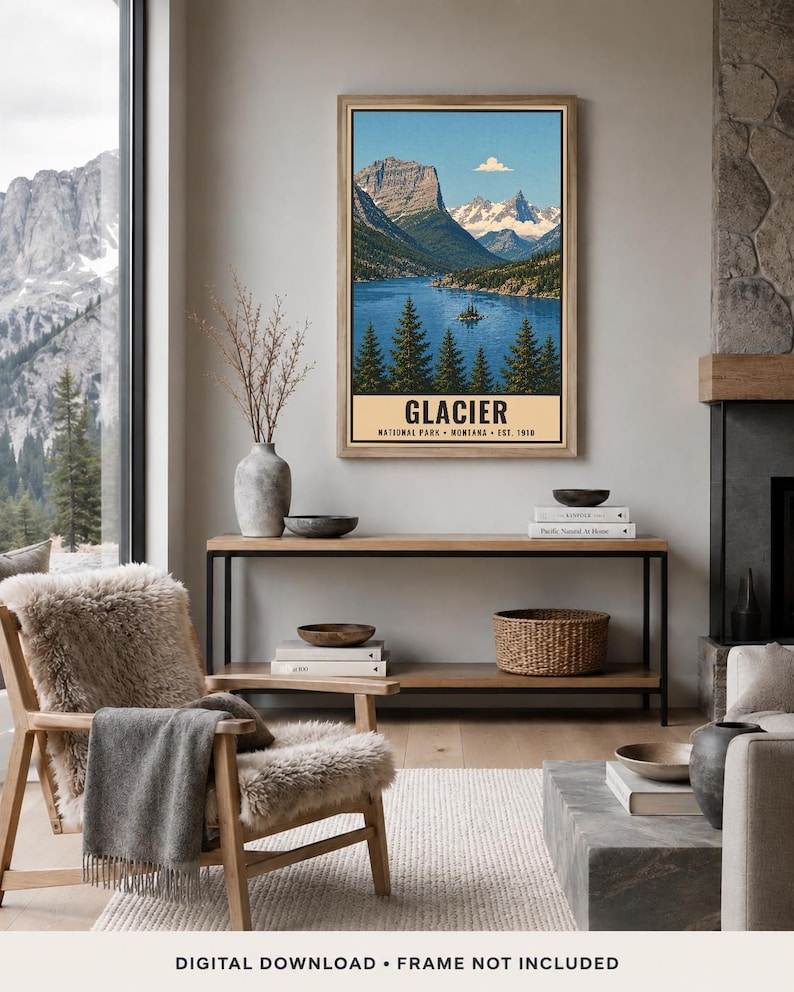 Pode incluir: Uma impress&atilde;o de arte de parede vertical com uma ilustra&ccedil;&atilde;o de paisagem do Glacier National Park, Montana, com montanhas cobertas de neve, um lago azul profundo e &aacute;rvores perenes. O texto na parte inferior diz GLACIER NATIONAL PARK MONTANA EST. 1910.