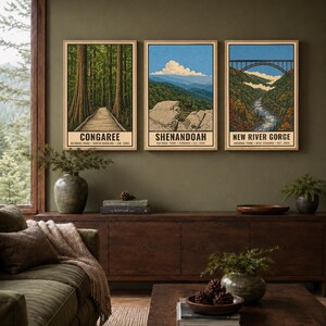 Może przedstawiać: Trzy pionowe wydruki artystyczne z ilustracjami park&oacute;w narodowych Congaree, Shenandoah i New River Gorge. Każdy wydruk zawiera nazwę parku, lokalizację i rok założenia czarnym tekstem na kremowym tle w dolnej części grafiki.
