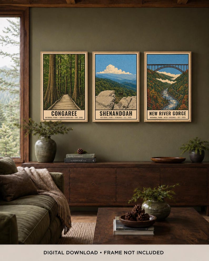 Może przedstawiać: Trzy pionowe wydruki artystyczne z ilustracjami park&oacute;w narodowych Congaree, Shenandoah i New River Gorge. Każdy wydruk zawiera nazwę parku, lokalizację i rok założenia czarnym tekstem na kremowym tle w dolnej części grafiki.