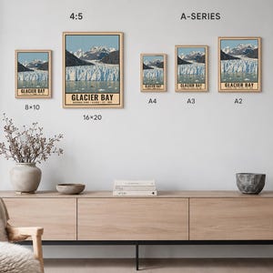 Może przedstawiać: Zestaw pięciu oprawionych plakat&oacute;w ściennych przedstawiających Park Narodowy Glacier Bay na Alasce, z ośnieżonymi g&oacute;rami i lodowcem. Wydruki są oznaczone rozmiarami 8x10, 16x20, A4, A3 i A2. Tekst głosi Glacier Bay National Park Alaska Est 1980.