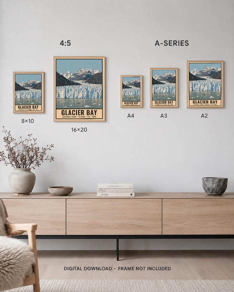 Może przedstawiać: Zestaw pięciu oprawionych plakat&oacute;w ściennych przedstawiających Park Narodowy Glacier Bay na Alasce, z ośnieżonymi g&oacute;rami i lodowcem. Wydruki są oznaczone rozmiarami 8x10, 16x20, A4, A3 i A2. Tekst głosi Glacier Bay National Park Alaska Est 1980.