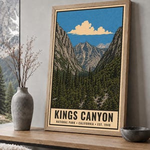 Pu&ograve; includere: Un poster rettangolare verticale con un'illustrazione stilizzata del Kings Canyon National Park in California. L'opera raffigura una profonda valle montana con fitte foreste di pini verdi, cime rocciose e un cielo blu con una nuvola.