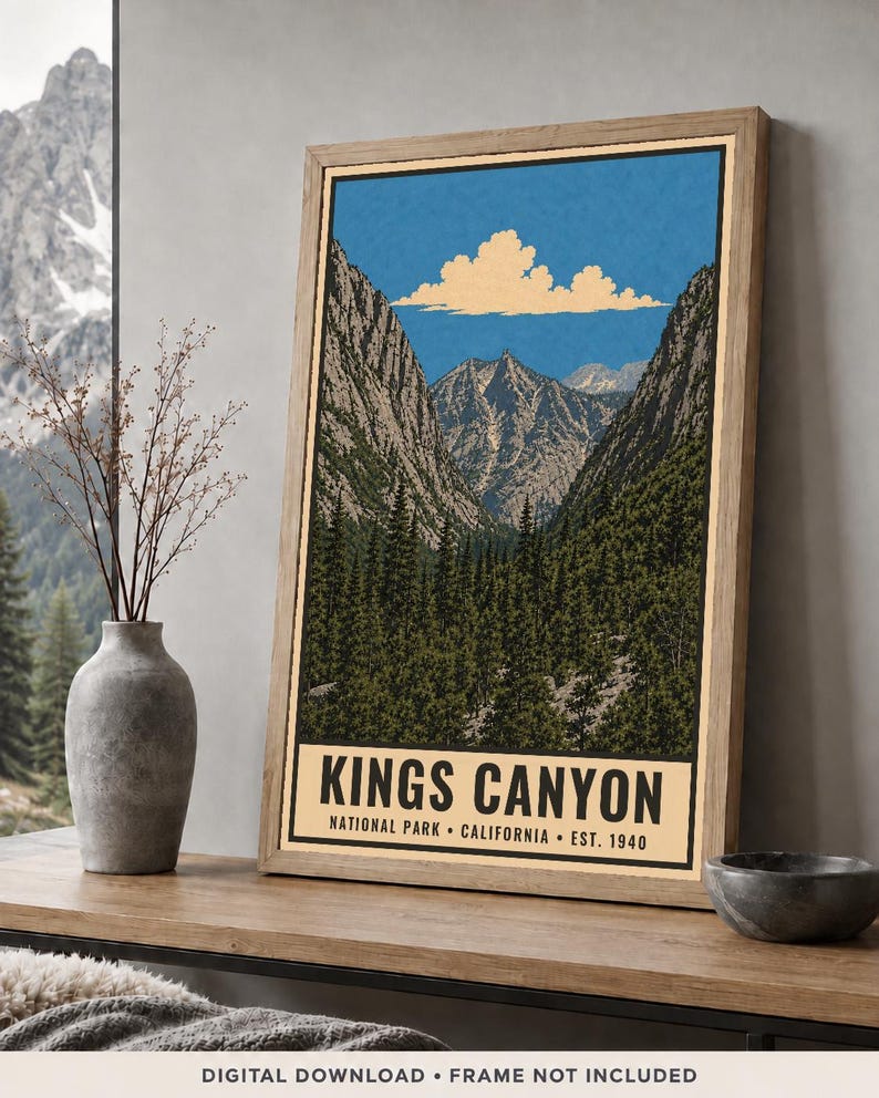 Pu&ograve; includere: Un poster rettangolare verticale con un'illustrazione stilizzata del Kings Canyon National Park in California. L'opera raffigura una profonda valle montana con fitte foreste di pini verdi, cime rocciose e un cielo blu con una nuvola.