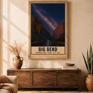 Puede incluir: Una l&aacute;mina de arte mural rectangular con un paisaje nocturno del Parque Nacional Big Bend en Texas. La imagen muestra un ca&ntilde;&oacute;n fluvial bajo un cielo estrellado con la V&iacute;a L&aacute;ctea. El texto dice BIG BEND NATIONAL PARK TEXAS EST. 1944.