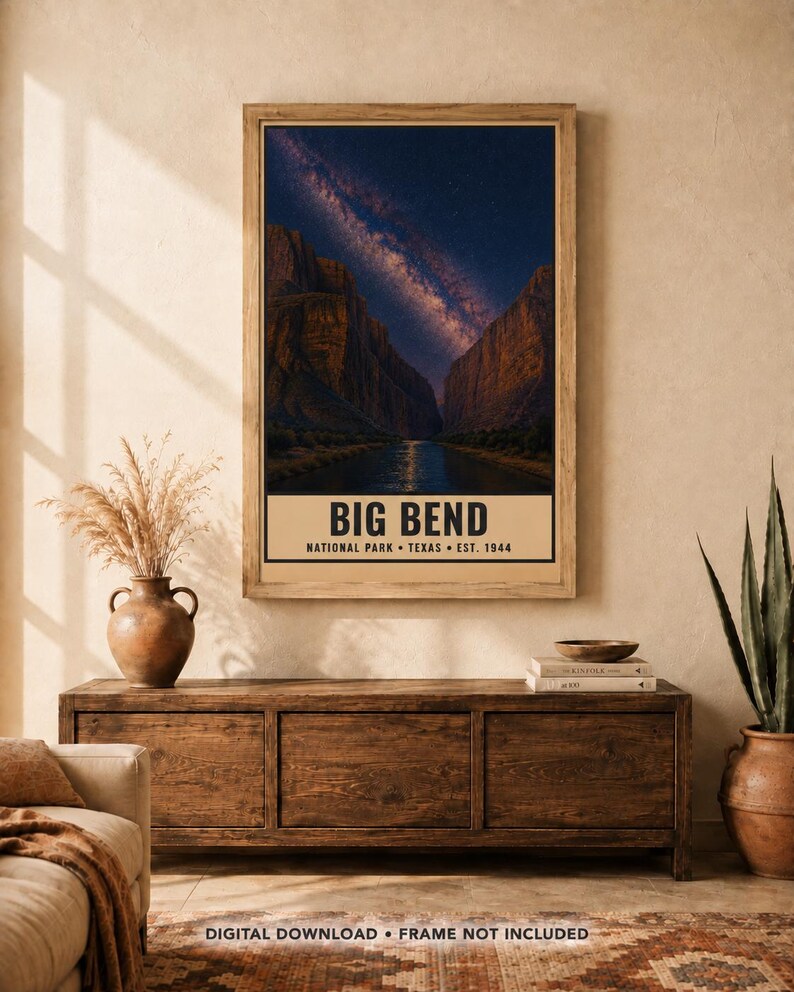 Puede incluir: Una l&aacute;mina de arte mural rectangular con un paisaje nocturno del Parque Nacional Big Bend en Texas. La imagen muestra un ca&ntilde;&oacute;n fluvial bajo un cielo estrellado con la V&iacute;a L&aacute;ctea. El texto dice BIG BEND NATIONAL PARK TEXAS EST. 1944.