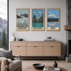 Może przedstawiać: Trzy pionowe wydruki ścienne z ilustracjami park&oacute;w narodowych na Alasce. Lewy wydruk przedstawia Glacier Bay, środkowy Kenai Fjords, a prawy Denali. Każdy plakat zawiera nazwę parku, lokalizację oraz rok założenia.