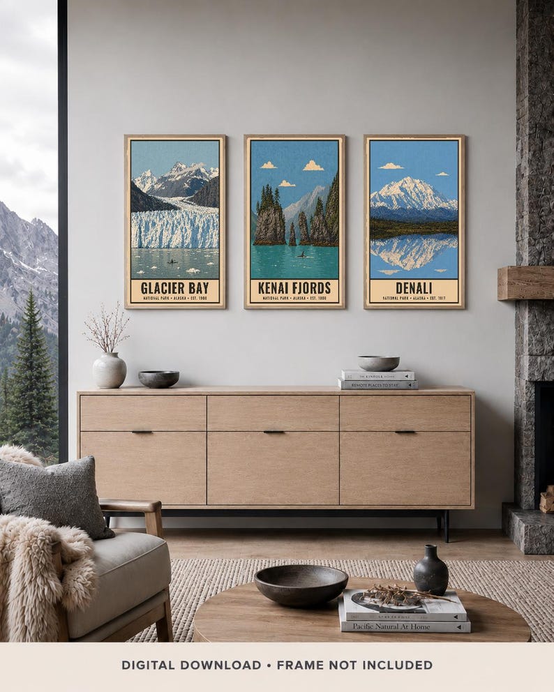 Może przedstawiać: Trzy pionowe wydruki ścienne z ilustracjami park&oacute;w narodowych na Alasce. Lewy wydruk przedstawia Glacier Bay, środkowy Kenai Fjords, a prawy Denali. Każdy plakat zawiera nazwę parku, lokalizację oraz rok założenia.