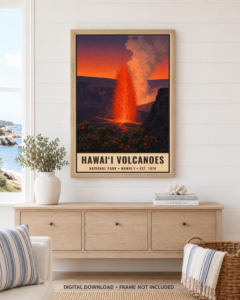 Puede incluir: Un p&oacute;ster vertical enmarcado que presenta una ilustraci&oacute;n vibrante de una erupci&oacute;n volc&aacute;nica nocturna con lava naranja brillante y una columna de humo. El texto en la parte inferior dice HAWAI'I VOLCANOES NATIONAL PARK HAWAI'I EST. 1916.