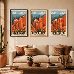 Op de afbeelding: Drie verticale wandkunstprints met een illustratie in vintage-stijl van Bryce Canyon National Park met oranje rotsformaties, groene bomen en een blauwe lucht. Elke print bevat de tekst BRYCE CANYON NATIONAL PARK UTAH EST. 1928.