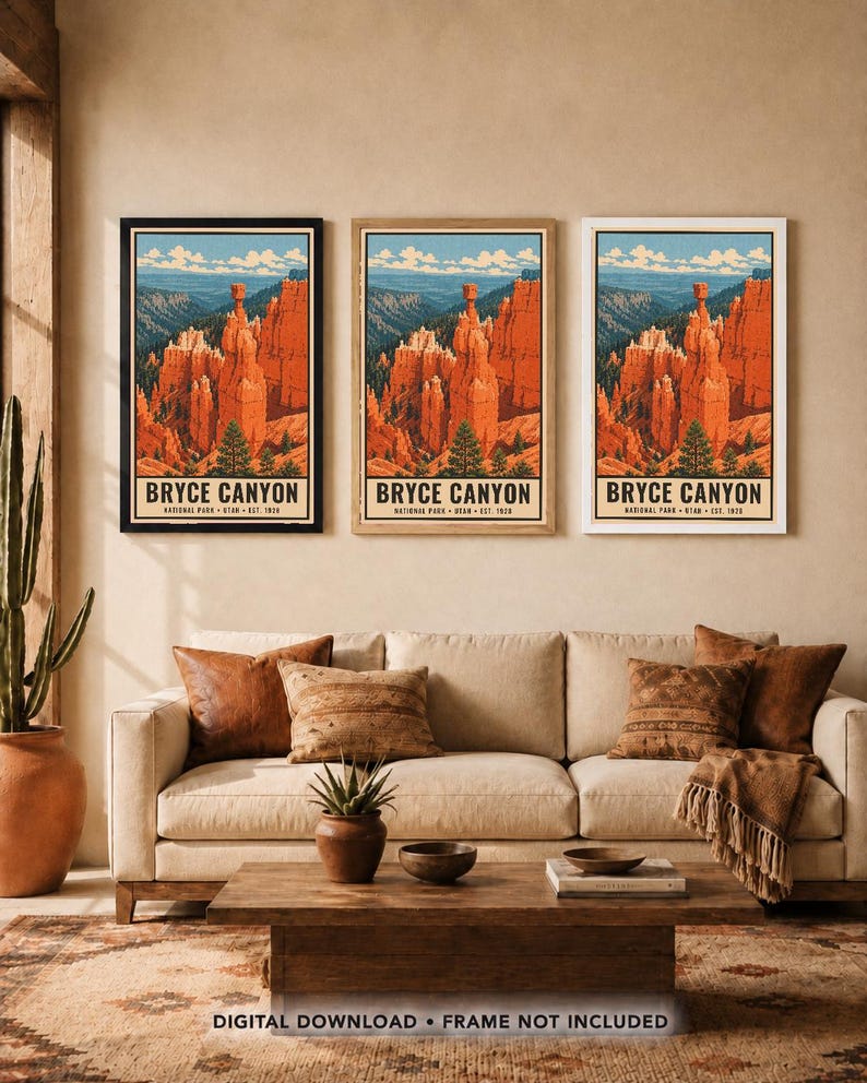 Op de afbeelding: Drie verticale wandkunstprints met een illustratie in vintage-stijl van Bryce Canyon National Park met oranje rotsformaties, groene bomen en een blauwe lucht. Elke print bevat de tekst BRYCE CANYON NATIONAL PARK UTAH EST. 1928.