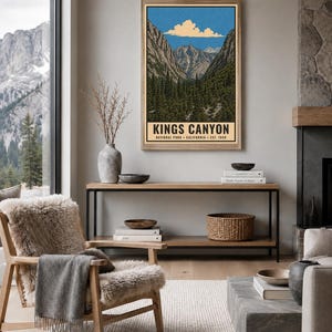Pu&ograve; includere: Una stampa artistica da parete rettangolare verticale con un'illustrazione stilizzata del Kings Canyon National Park, California, istituito nel 1940. L'opera raffigura una catena montuosa, una fitta foresta e un cielo blu con una nuvola.