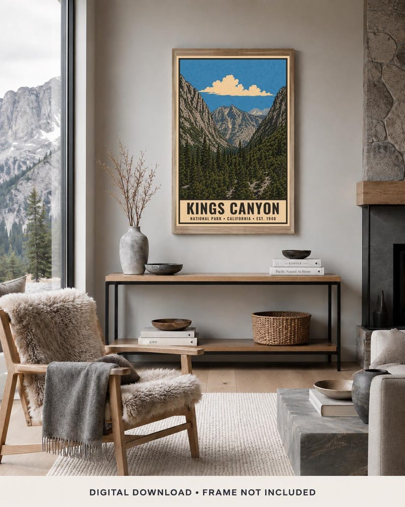 Pu&ograve; includere: Una stampa artistica da parete rettangolare verticale con un'illustrazione stilizzata del Kings Canyon National Park, California, istituito nel 1940. L'opera raffigura una catena montuosa, una fitta foresta e un cielo blu con una nuvola.
