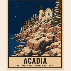 Puede incluir: Un p&oacute;ster que muestra un faro nevado en un acantilado rocoso de noche, con cielos estrellados y pinos decorados. El texto dice ACADIA NATIONAL PARK &bull; MAINE &bull; EST. 1919. Debajo, el texto dice DIGITAL DOWNLOAD &bull; FRAME NOT INCLUDED.