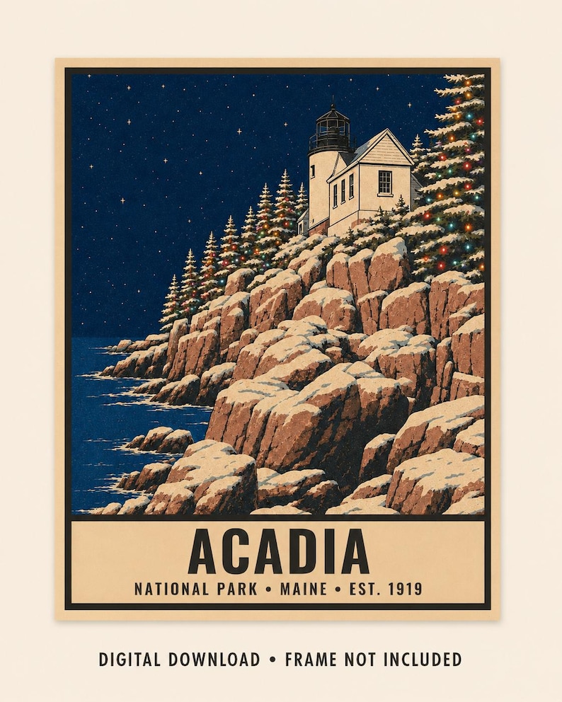 Puede incluir: Un p&oacute;ster que muestra un faro nevado en un acantilado rocoso de noche, con cielos estrellados y pinos decorados. El texto dice ACADIA NATIONAL PARK &bull; MAINE &bull; EST. 1919. Debajo, el texto dice DIGITAL DOWNLOAD &bull; FRAME NOT INCLUDED.