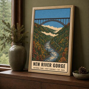 Pode incluir: Uma impress&atilde;o art&iacute;stica vertical emoldurada que retrata o Parque Nacional New River Gorge na Virg&iacute;nia Ocidental. A ilustra&ccedil;&atilde;o apresenta uma grande ponte em arco de a&ccedil;o sobre um rio rodeado por densas e coloridas florestas de outono.