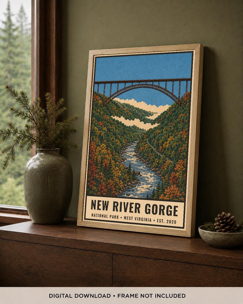 Pode incluir: Uma impress&atilde;o art&iacute;stica vertical emoldurada que retrata o Parque Nacional New River Gorge na Virg&iacute;nia Ocidental. A ilustra&ccedil;&atilde;o apresenta uma grande ponte em arco de a&ccedil;o sobre um rio rodeado por densas e coloridas florestas de outono.