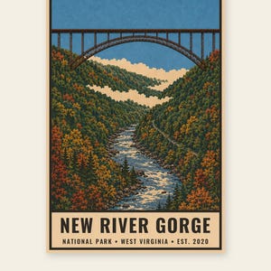 Może przedstawiać: Pionowy wydruk artystyczny przedstawiający most New River Gorge nad głęboką doliną z płynącą rzeką. Krajobraz wypełniają gęste, jesienne drzewa w odcieniach zieleni, pomarańczu i czerwieni pod bezchmurnym, błękitnym niebem.